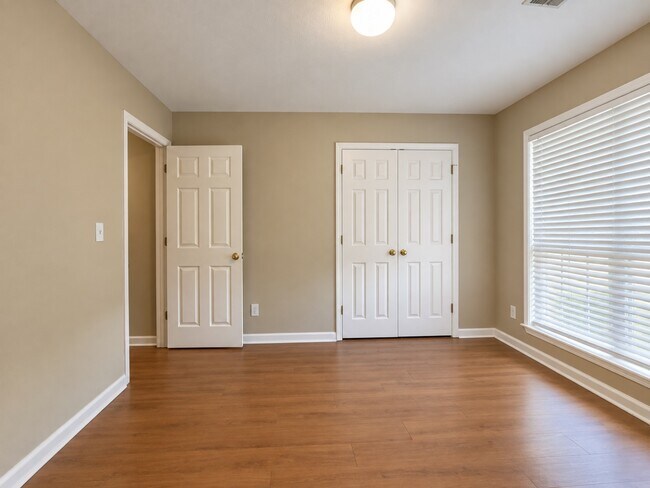 Building Photo - 6107 Blackstone Dr