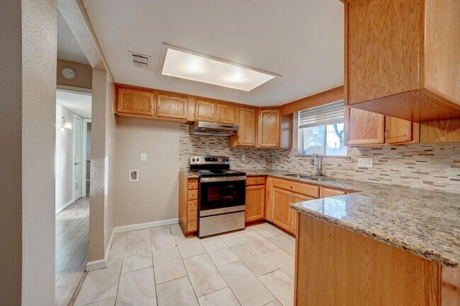Building Photo - 6331 Oaknut Dr
