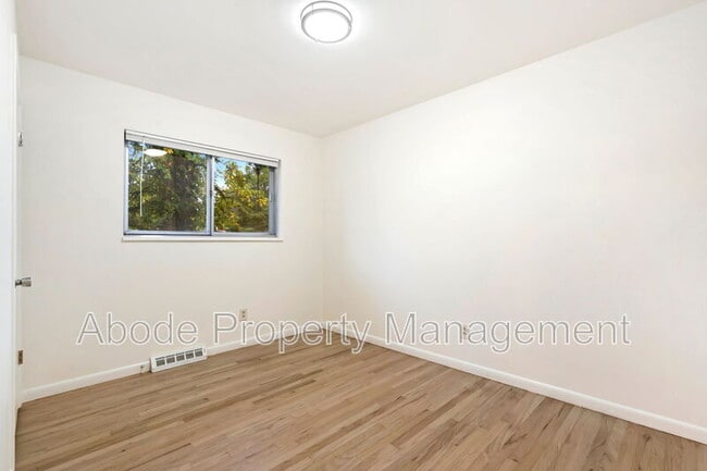 Building Photo - 328 N Roosevelt Ave