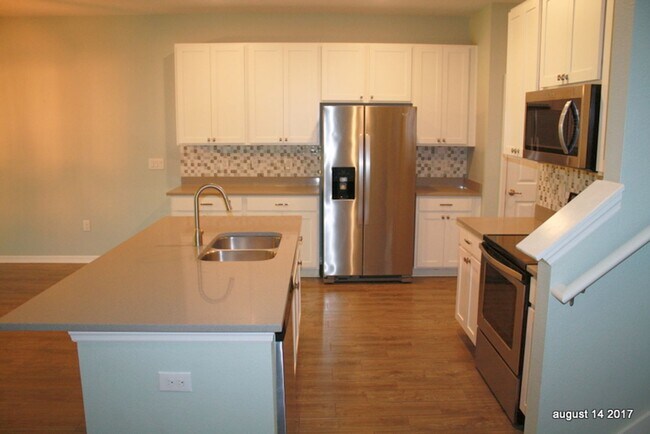 Building Photo - Large 3/3/2 Townhome Carrollwood