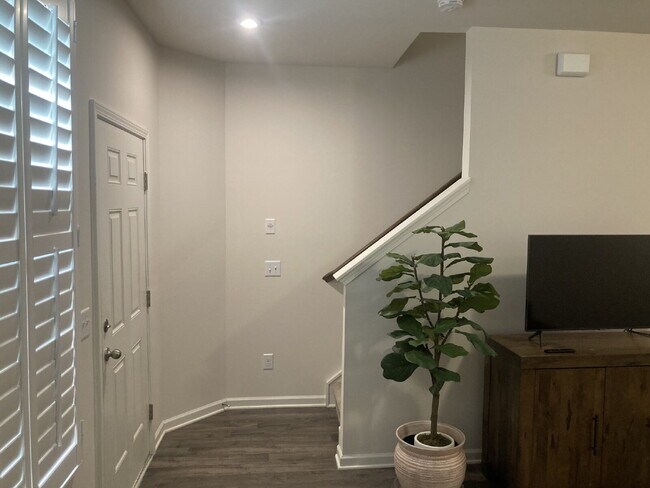 Building Photo - FULLY FURNISHED Home in Hermatige