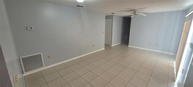Building Photo - 324 Clearwater Ln