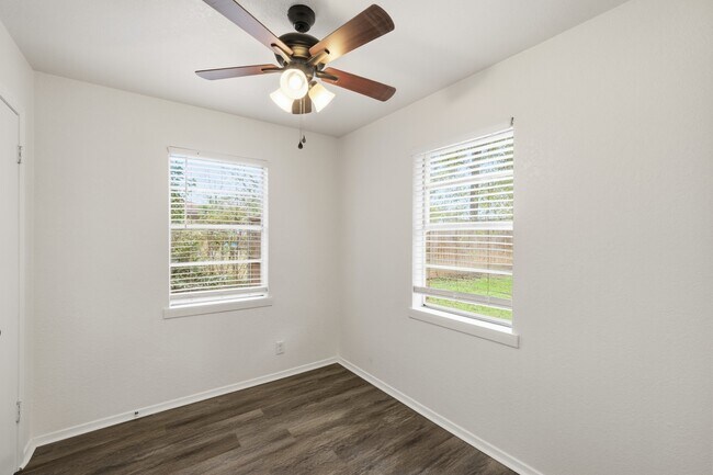 Building Photo - 917 Susan St