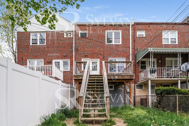 Building Photo - The living is easy in this 4 bedroom, 2 bathroom townhome