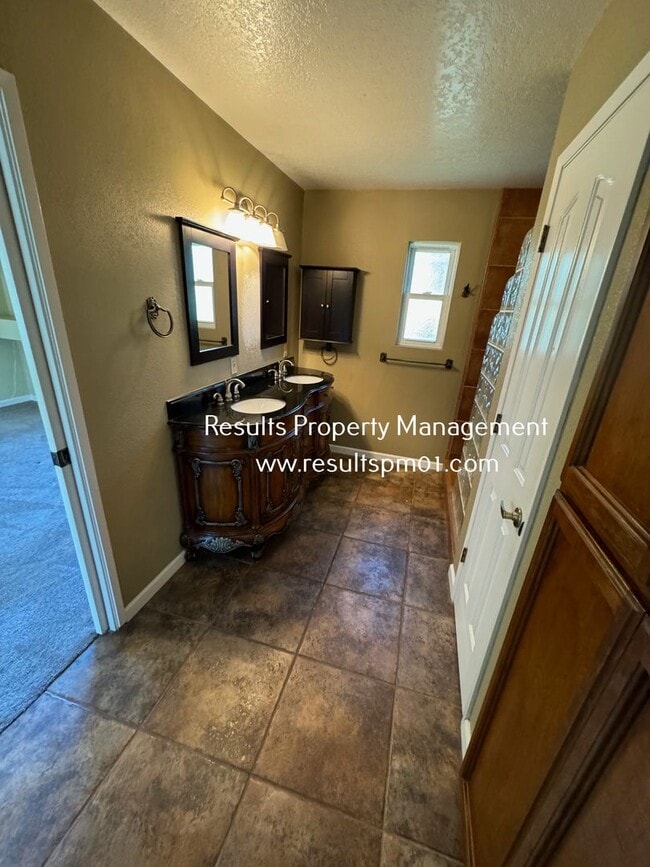 Building Photo - Rustic Rocklin 3 Bed Home