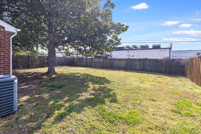 Building Photo - CITY OF FREDERICKSBURG 3 BEDROOM HOME FOR RENT