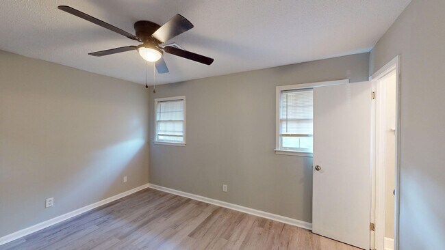 Building Photo - 4 Bed/2 Bath in Daniel Pratt School District