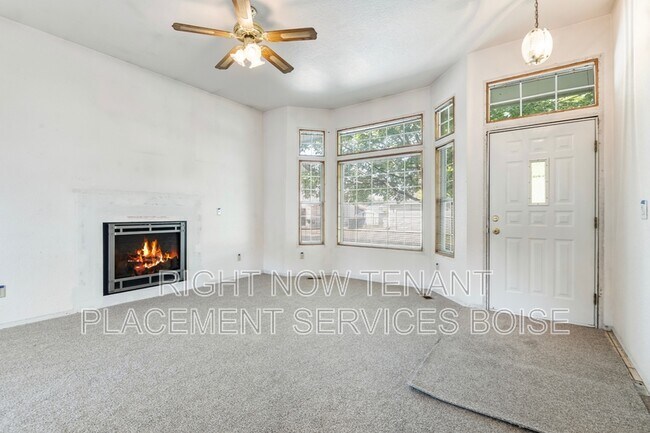 Building Photo - 2256 N Pawnee Ln