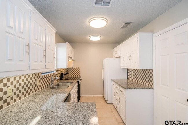 Building Photo - 5825 Hollytree Dr