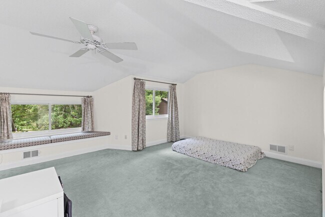 Building Photo - 130 Sayre Dr