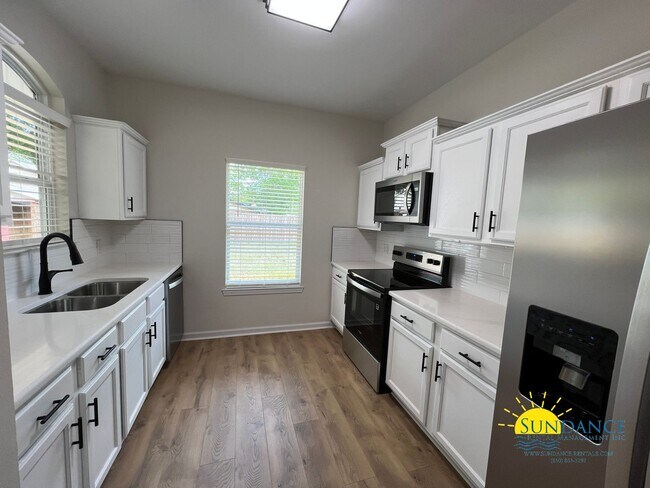 Building Photo - 3 Bedroom Smart Solar Home in Crestview!