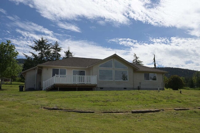 Primary Photo - Newly renovated 3 bed 2 bath in a country ...
