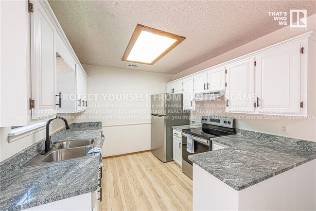 Building Photo - 424 E Malinda Dr
