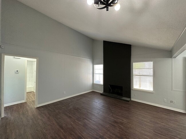 Building Photo - 2/2 Duplex near LBJ High