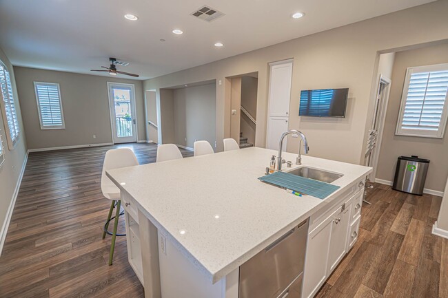 Building Photo - Unique 4-Bedroom, 3-story Live/Work Townhouse in the lushly landscaped Villa Metro Community!