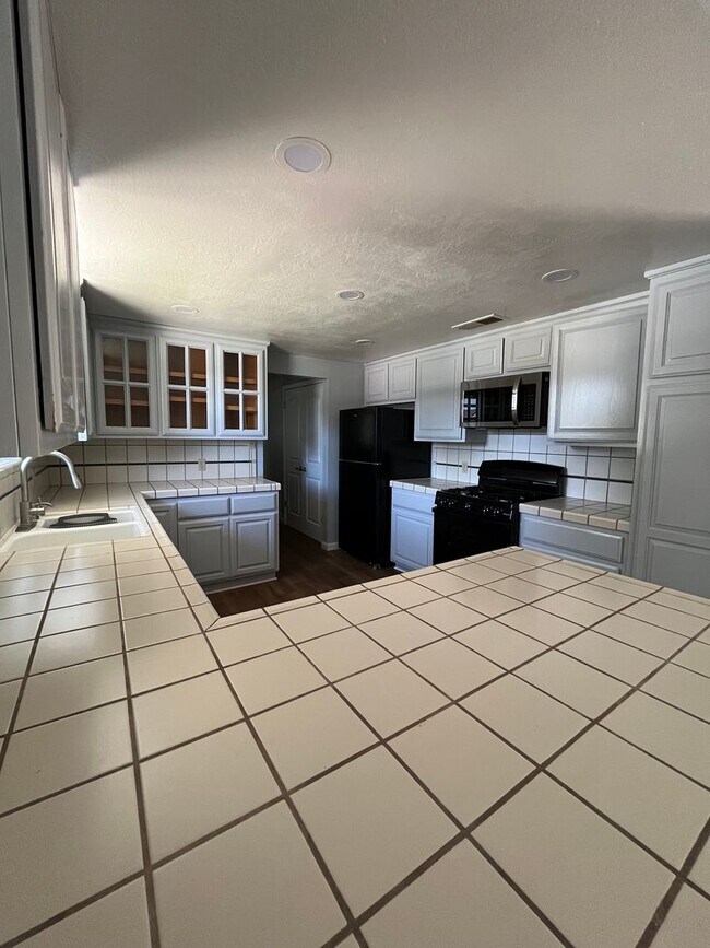 Building Photo - Available Now! Move-In Ready