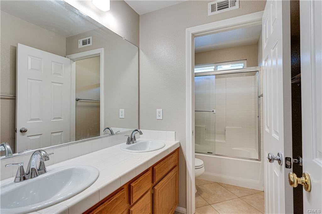 Upstairs full bathroom - 31167 Sunningdale Dr