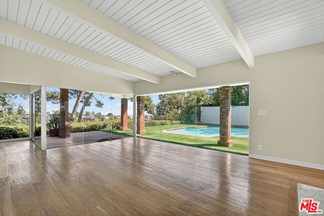 Building Photo - 2042 Linda Flora Dr