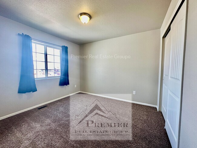 Building Photo - 3864 Saguaro Cir