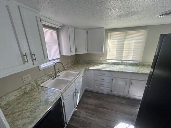 Building Photo - 634 S Fountain St