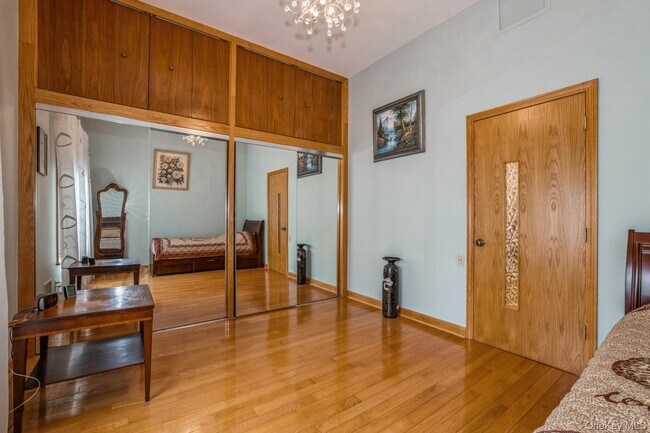 Building Photo - 196-15 Como Ave