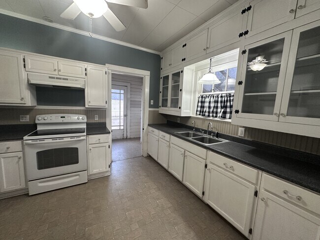 Building Photo - 215 N Washington St