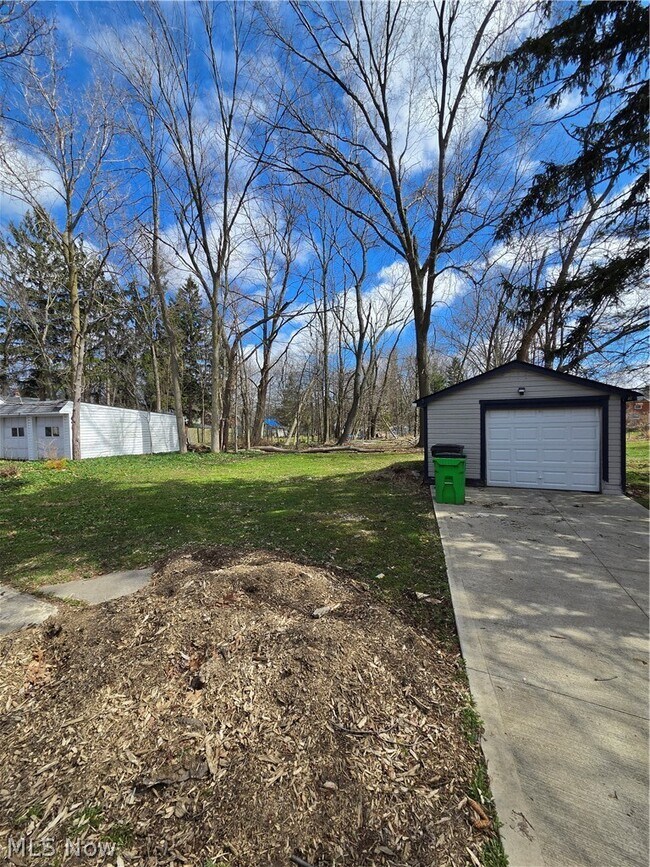 Building Photo - 1275 S Green Rd