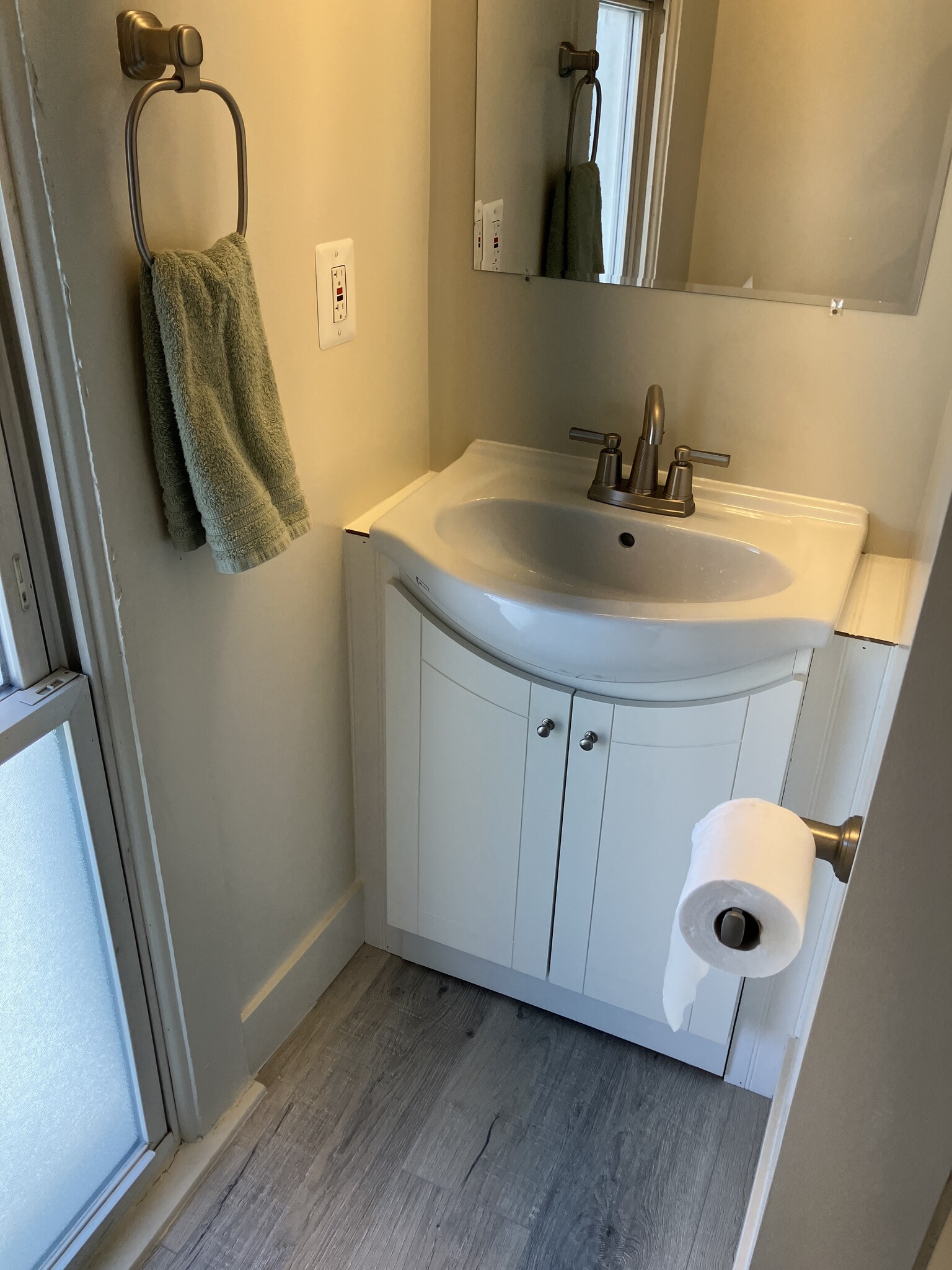 504 1/2 bathroom - 504 E Clinton St.