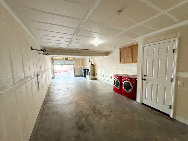 Building Photo - Perfect Shape Downtown Livermore Townhome ...