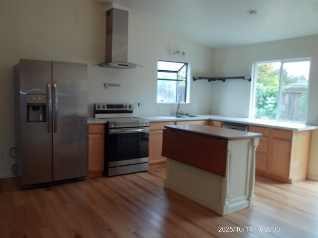 Building Photo - 1074 Beechwood St