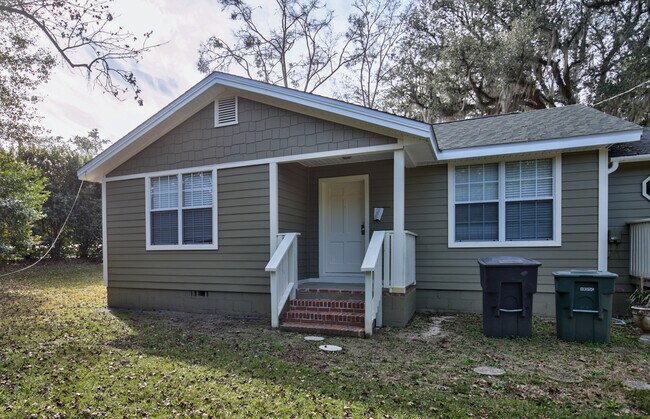 Building Photo - 2002