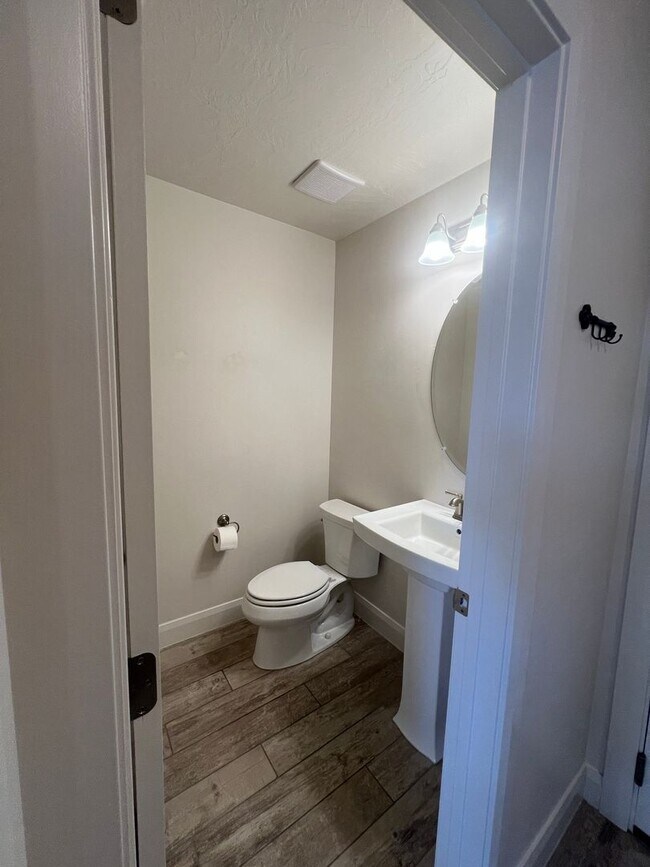 Building Photo - Stunning 5 bedroom, 2.5 bathroom home in d...