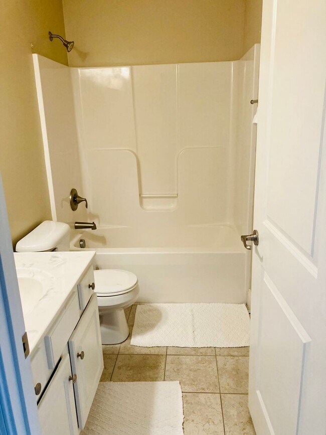 Building Photo - Top floor, fully furnished, with balcony-  Perfect for Professionals- Near shops & restaurants