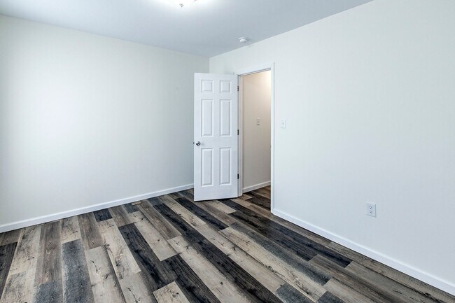 Building Photo - 3 bedroom, 1.5 bath fully renovated townhome in City of Wilmington