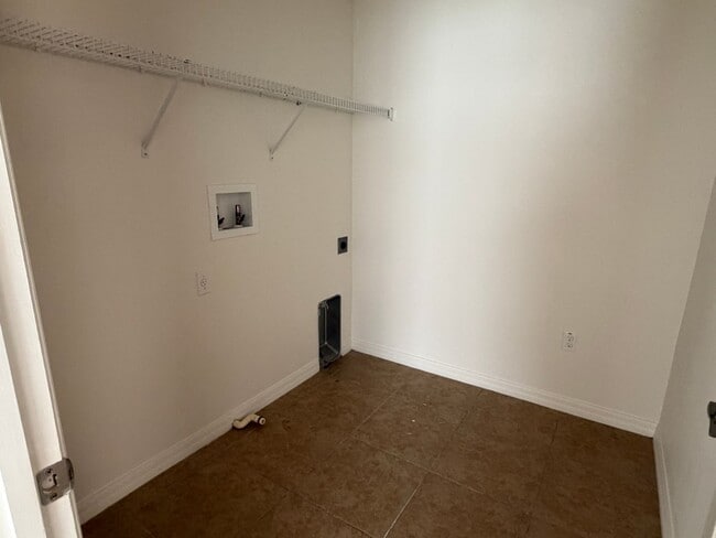 Building Photo - 5 bed 3 bath single family house for rent