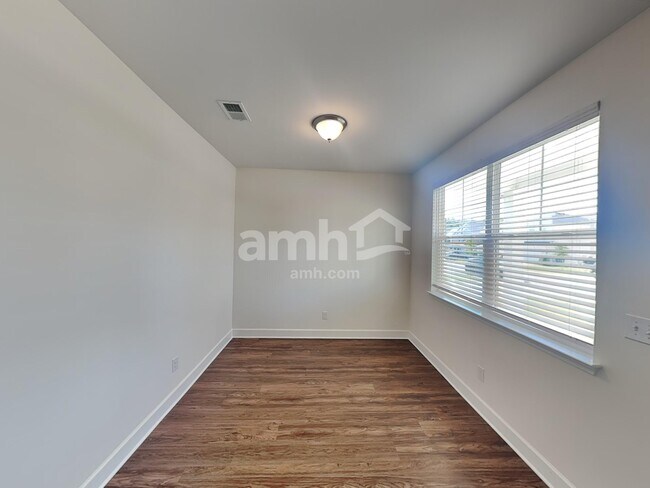 Building Photo - 2573 Highwood Blvd