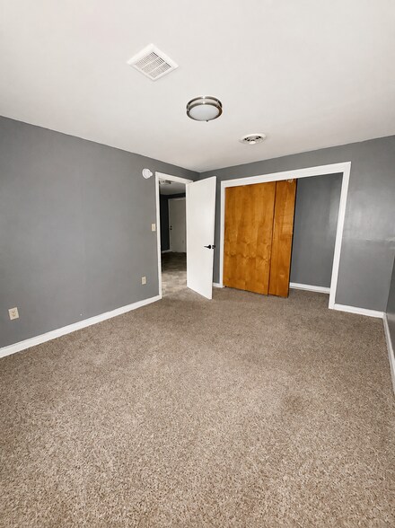 Building Photo - 735 Burden Ave