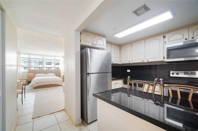 Building Photo - 999 Brickell Bay Dr