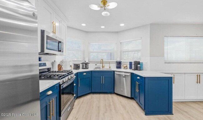 Building Photo - 6765 Angeles Rd