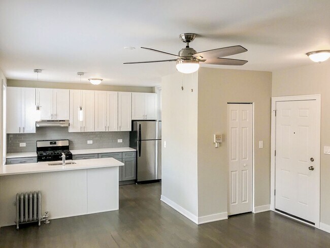 Interior Photo - 5208-14 N. Damen / 2000-10 W. Foster