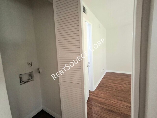 Building Photo - 5525 Canoga Ave