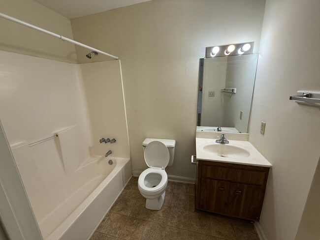 Building Photo - Nice 2 bedroom 2 bath duplex