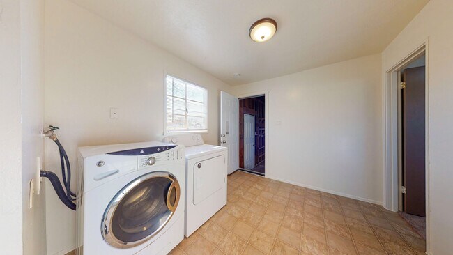 Building Photo - UPTOWN 3 Bedroom +Office  2 Bath with Garage
