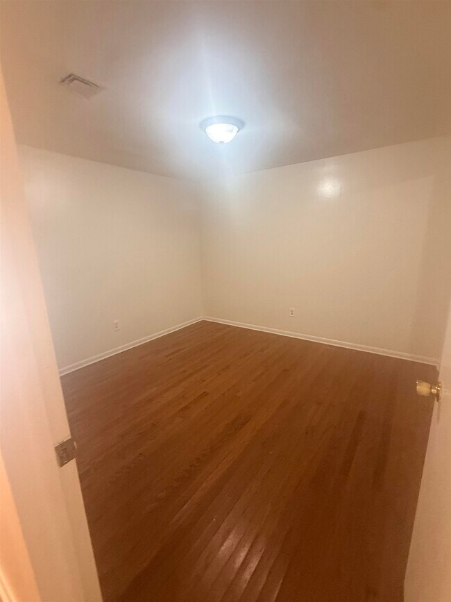 Building Photo - 592 Bramhall Ave