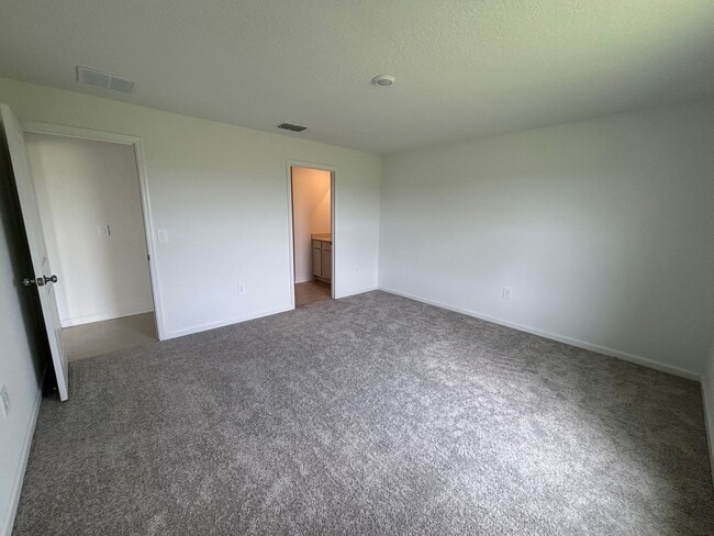 Building Photo - Welcome to Your Dream Home in Eagle Lake