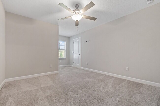Building Photo - "Spacious 4-Bed Oasis with Granite Charm in Lutz!"In a gated community with 2 Cars garage