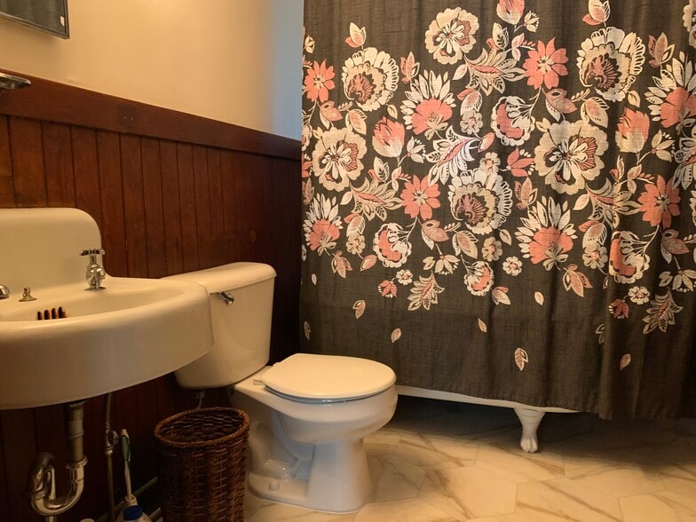 Bath with clawfoot tub - 36 Carter St