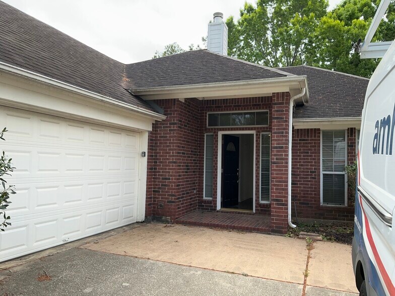 Building Photo - 22327 Merabrook Dr