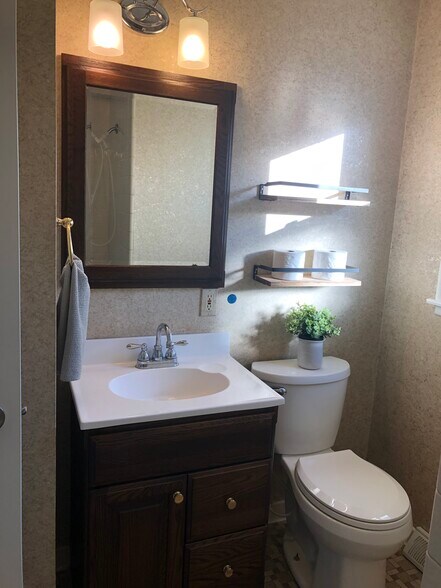 Building Photo - 106 E 2nd St