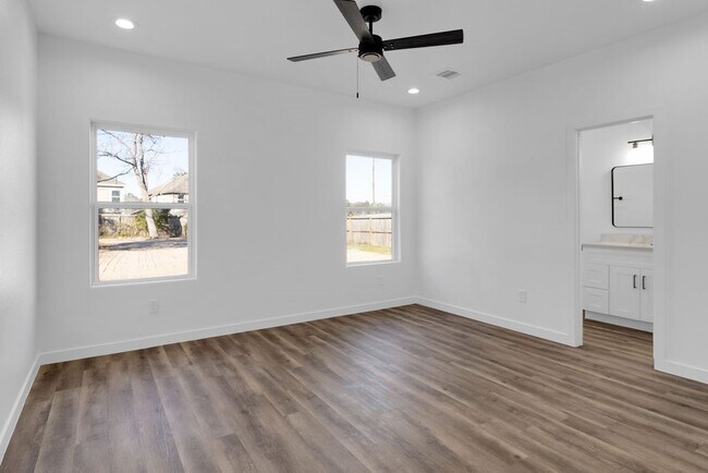 Building Photo - 104 Runnels St